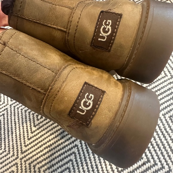 Kids brown Ugg Chelsea boot size 1 - Picture 2 of 4